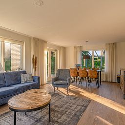 Vakantiehuis Kamperfoelie 89 in De Koog Texel met open woonkamer en eetgedeelte, perfect voor ontspanning en gezelligheid.