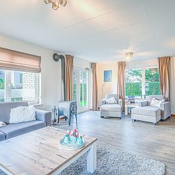 Offener Wohnbereich im Ferienhaus Honeysuckle 87, De Koog, Texel mit Gartenblick und gemuetlicher Atmosphaere.