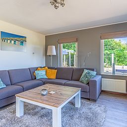Gezellige woonkamer in Vakantiehuis Kamperfoelie 71, De Koog, Texel, met comfortabele zithoek.