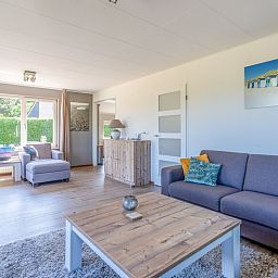 Lichte woonkamer in Vakantiehuis Kamperfoelie 71, Texel, met moderne inrichting.