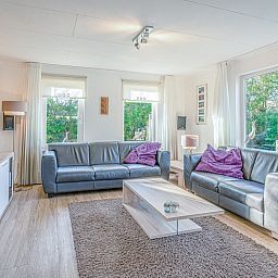 Gemuetliches Wohnzimmer des Ferienhauses Kamperfoelie 59, De Koog, Texel mit moderner Einrichtung und viel Licht.