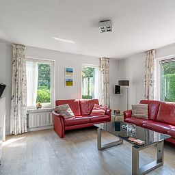 Lichte woonkamer van Vakantiehuis Kamperfoelie 77 in De Koog, Texel