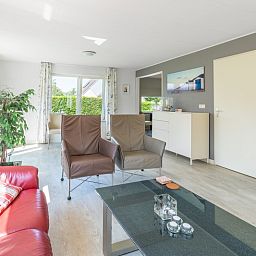 Moderne woonkamer in Vakantiehuis Kamperfoelie 77 op Texel, De Koog