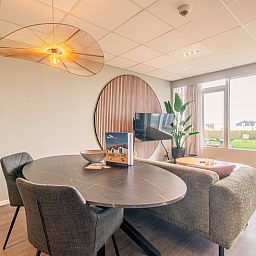 Komfortabler Wohnraum im Appartement Juliana 028 Zeezicht, De Koog, Texel mit moderner Kueche.