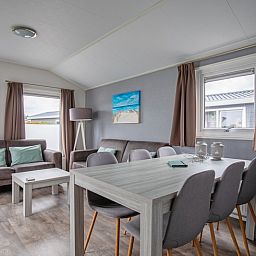 Eethoek in Chalet Bregkoog 7, Chaletpark Bregkoog, De Koog, Texel voor gezellige maaltijden.