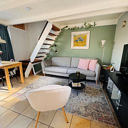 Gezellige woonkamer van Texel C vakantiehuis in De Koog, Texel, perfect voor ontspanning.