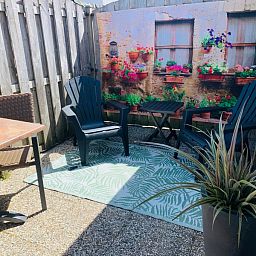 Knus terras bij Texel C vakantiehuis in De Koog, Texel, ideaal voor buitenontbijt.