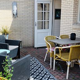 Zonnig terras met zitgelegenheid bij Texel C vakantiehuis, De Koog, Texel.