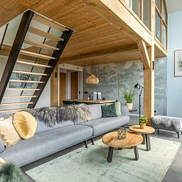 Modernes Treppenhaus und gemuetliches Wohnzimmer in der Villa 183 mit Whirlpool in De Koog Texel, ideal zum Entspannen.