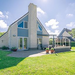 Sonnige Terrasse im Ferienhaus Honeysuckle 75 auf Texel, ideal zum Entspannen.