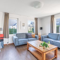 Gemuetliches Wohnzimmer im Ferienhaus Kamperfoelie 75, De Koog Texel mit bequemen Sofas.