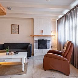 Sfeervolle open haard in 32b Pollux, vakantiehuis in De Koog, Texel, perfect voor ontspanning na een dag op de Waddeneilanden.