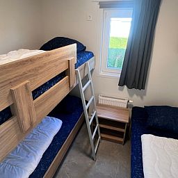 Knusse kinderkamer met stapelbed in Chalet Type 1, De Koog, Texel ideaal voor een gezinsvakantie op de Waddeneilanden.