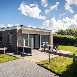 Vakantiehuis Bungalow 19A in De Koog, Texel met ruime tuin en terras, perfect voor ontspanning op de Waddeneilanden.