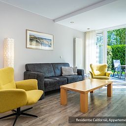 Ruime woonkamer van Type 2 vakantiehuis in De Koog, Texel, Waddeneilanden met veel licht.