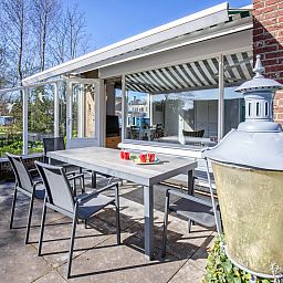 Eethoek op het terras van De Schutstal vakantiehuis in De Koog, Texel