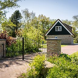 Tor zum Landhuis De Wije Blick, Ferienhaus in De Koog Texel, mit ueppiger Natur.