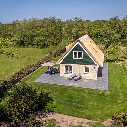 Terrasse von Landhuis De Wije Blick, Ferienhaus in De Koog Texel, mit Blick auf gruene Felder.