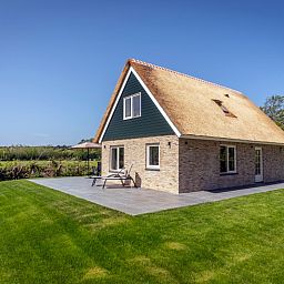 Seitenansicht von Landhuis De Wije Blick, Ferienhaus in De Koog Texel, mit grossem Garten.