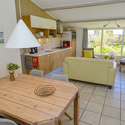 Offene Kueche und Essbereich im Ferienhaus Achter de Brem, De Koog, Texel fuer einen komfortablen Urlaub.