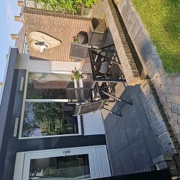 Terras van vakantiehuis Zeelucht in De Koog, Texel met comfortabele zitgelegenheid.