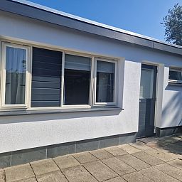 Vooraanzicht van vakantiehuis Zeelucht in De Koog, Texel met moderne architectuur.