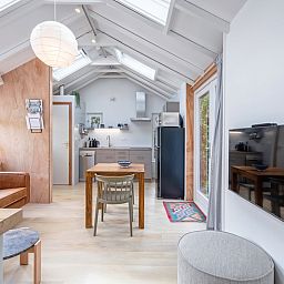 Open leefruimte met keuken en eethoek in vakantiehuis Pippa, De Koog, Texel.