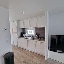 Keuken in Chalet Bregkoog 82, De Koog, Texel met moderne apparatuur en strakke inrichting.