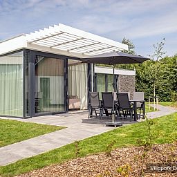 Ruim terras van Luxe familievilla 4p in De Koog, Texel, met comfortabele zitplaatsen en groene tuin.