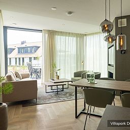 Lichte eetkamer in Luxe familievilla 4p, De Koog, Texel, met uitzicht op het terras en tuin.