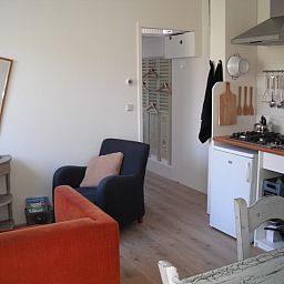Comfortabele woonkamer in Plevierstraat 21, De Koog, Texel, vakantiehuis met knusse zitruimte op de Waddeneilanden.