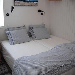 Sfeervolle slaapkamer in vakantiehuis Plevierstraat 21, De Koog, Texel, met comfortabel tweepersoonsbed op de Waddeneilanden.