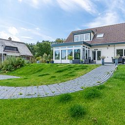 Zonnig terras bij Huis ter Duin, vakantiehuis in De Koog, Texel, omringd door natuur.