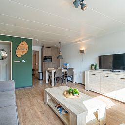 Lichte leefruimte in Appartement Anna 218, De Koog, Texel, met ruime bank en eettafel.