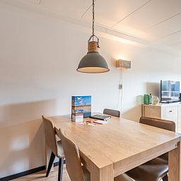 Eethoek met houten tafel in Appartement Anna 218, De Koog, Texel, perfect voor gezellige maaltijden.