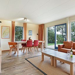 Komfortables Schlafzimmer im Beach Park Texel 4-Schlafzimmer-Villa 4B mit Blick auf die Natur in De Koog.