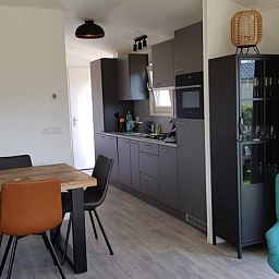 Eet- en keukenruimte van Chalet Bregkoog 154 in De Koog, Texel met moderne inrichting.
