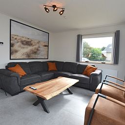 Moderne Einrichtung des Wohnzimmers im Ferienhaus Stappeland 203, De Koog, Texel.