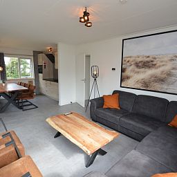 Offenes Wohnzimmer mit Essbereich im Ferienhaus Stappeland 203, De Koog, Texel.