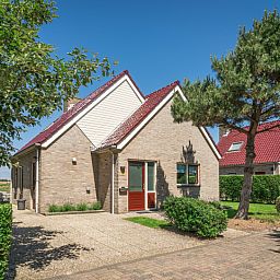 Charmante entree van Villa 6 personen in De Koog Texel, omgeven door natuur op de Waddeneilanden.
