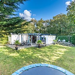 Geniessen Sie die Natur rund um Bungalow De Nagtegaal 21 im Bungalowpark De Nagtegaal, De Koog, Texel, mit einer einladenden Terrasse.