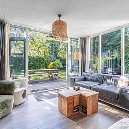 Helles Wohnzimmer im Bungalow De Nagtegaal 21, Bungalowpark De Nagtegaal, De Koog, Texel mit Blick auf den Garten.