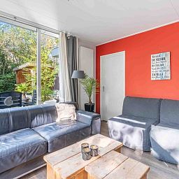 Gemuetliche Sitzecke im modern eingerichteten Ferienhaus Bungalow De Nagtegaal 21, Bungalowpark De Nagtegaal, De Koog, Texel.