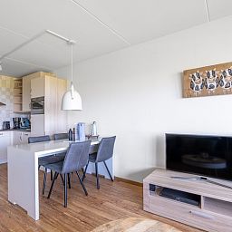 Stijlvolle eetruimte en keuken in Appartement Juliana 102 Zeezicht, De Koog, Waddeneilanden.