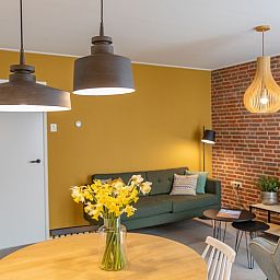 Gemuetliches Wohnzimmer im Appartement 4 Personen, De Koog, Texel, mit moderner Einrichtung und bequemer Sitzecke.