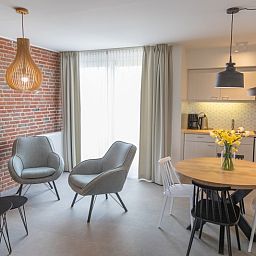 Ess- und Sitzecke im Apartment 4 Personen, De Koog, Texel, mit moderner Kueche und gemuetlicher Atmosphaere.