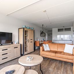 Moderne woonkamer met TV in Appartement Juliana 096 Eiland en Zeezicht, De Koog, Texel.