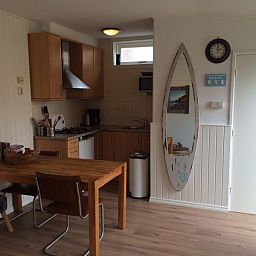 Gezellige keuken en eetruimte in Zomerhuisje Plevierstraat 12, De Koog, Texel. Vakantiehuis met moderne voorzieningen op de Waddeneilanden.