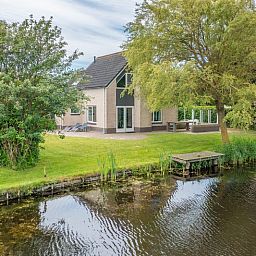 Rustieke tuin van Vakantiehuis Kamperfoelie 47 in De Koog Texel aan het water.