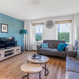 Moderne zithoek in Vakantiehuis Kamperfoelie 47 De Koog Texel met flatscreen-tv.